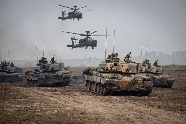 2015年3月19日，英國陸軍的阿帕奇直升機和挑戰者2型坦克在大型演習中。（Matt Cardy/Getty Images）