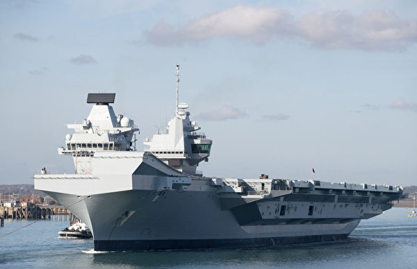 2017年10月30，英國航空母艦伊麗莎白女王號在英國朴茨茅斯準備離開造船廠。（Matt Cardy/Getty Images）