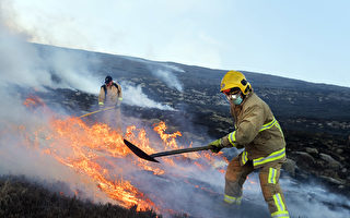 組圖：英國多納德山大火 出動逾百名消防員