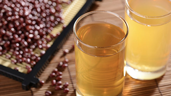 红豆水当茶饮，可排经血、消水肿。(Shutterstock)