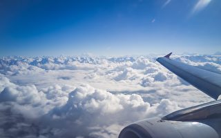 大陸旅客向飛機扔硬幣「祈福」 害航班取消