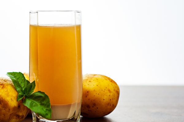 生马铃薯汁对胃炎、胃溃疡也有很好的辅助疗效。(Shutterstock)
