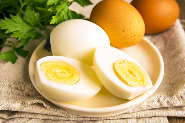 长期不吃早餐伤胃、伤心肾，但也别乱吃，鸡蛋就很适合当早餐。(Shutterstock)