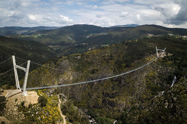 世界最长 葡萄牙516米行人吊桥拟启用