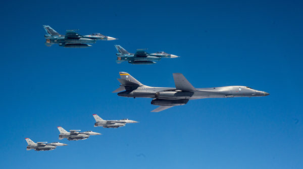 2020年4月22日，從本土起飛的美軍B-1B轟炸機與駐日本三澤空軍基地的F-16戰鬥機和日本空中自衛隊F-2戰鬥機在日本海聯合訓練。（美國空軍）