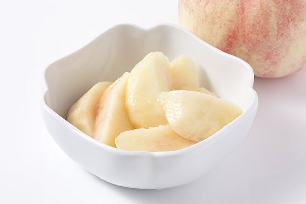对水蜜桃绒毛过敏者，可以去皮再吃。(Shutterstock)