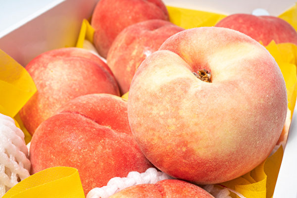 挑选桃子时，外表、香气、重量都要留意。(Shutterstock)