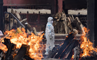 印度疫情失控，何时才能停止？图为印度一处火葬场景象。 (Anindito Mukherjee/Getty Images)