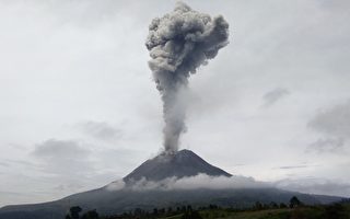 印尼火山噴發 巨大煙塵直衝雲霄2800米