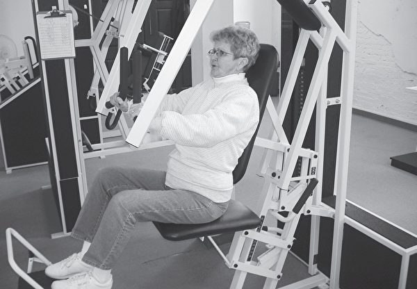 老年人最能受益於高強度的肌力訓練計畫。（采實文化提供）