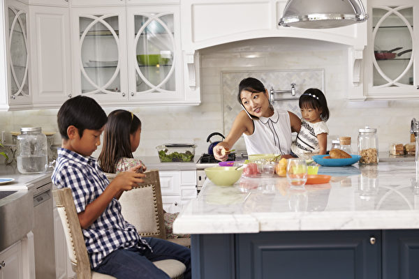 专为忙碌父母设计的厨房收纳法 安全有效率