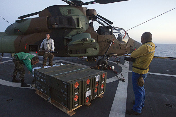 2011年6月14日，法軍的虎式攻擊直升機對利比亞夜間突襲後，返回了兩棲攻擊艦雷霆號的甲板上。（Joel Saget/AFP via Getty Images）