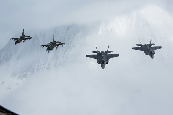 2020年4月21日，2架F-16C（左）和2架F-35A闪电II战机飞跃阿拉斯加山脉上空。（美国空军）
