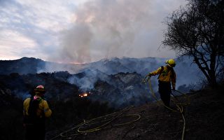 组图：美国托潘加州立公园大火 数百户撤离