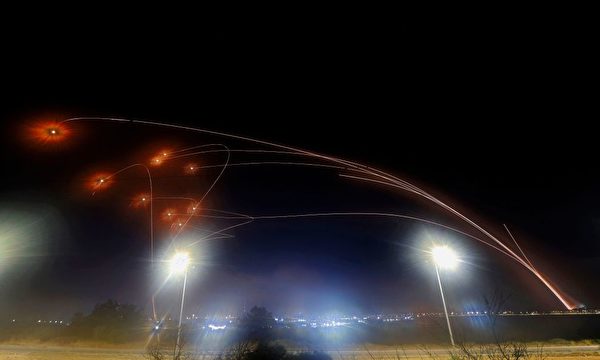5月10日，铁穹系统在以色列南部城市阿什凯隆上空连续拦截哈马斯发射的火箭。（Jack Guez/AFP via Getty Images）