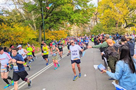 图为2019年11月3日举办的纽约马拉松（New York City Marathon），跑者行经纽约市中央公园。