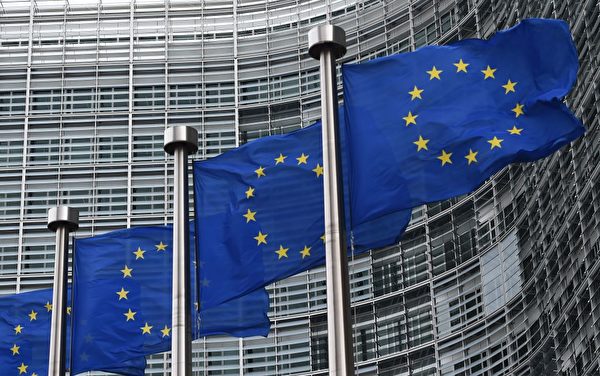 位于比利时布鲁塞尔的欧盟委员会大楼前的欧盟旗帜。（Emmanuel Dunand/AFP via Getty Images）