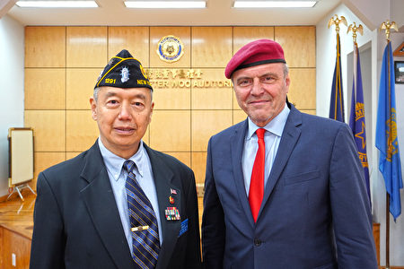 2021年5月27日，共和黨市長候選人斯利瓦（右）拜訪紐約華裔美國退伍軍人會，與現任主席朱超然合影。