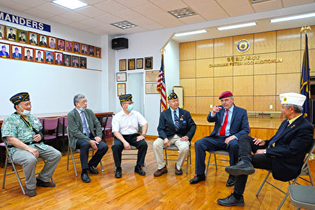 2021年5月27日，共和黨市長候選人斯利瓦（Curtis Sliwa）與紐約華裔美國退伍軍人會成員在伍覺良董事長禮堂進行參訪交流。