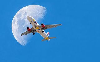 完美瞬间 法国摄影师耐心捕捉“飞机穿月”