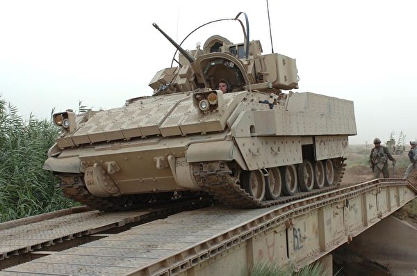 2007年8月1日，美國陸軍的布拉德利戰鬥裝甲車在伊拉克艾阿瓦德附近駛過一座移動浮橋。（美國陸軍）
