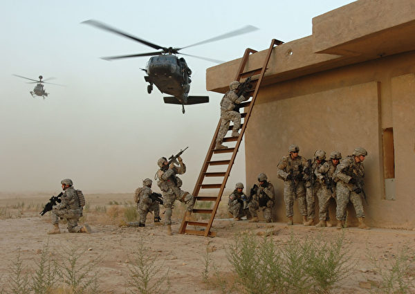 2017年6月15日，美國陸軍第25航空團第2營在伊拉克的應急行動基地進行訓練。（美國陸軍）
