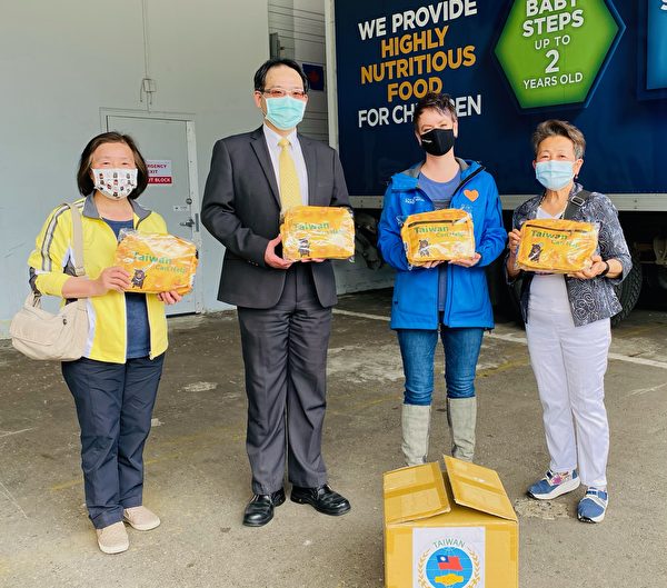 图：台北经济文化办事处夏基陆组长（左二）特别致赠一大箱的台湾防疫包。（大温台侨联合会提供）