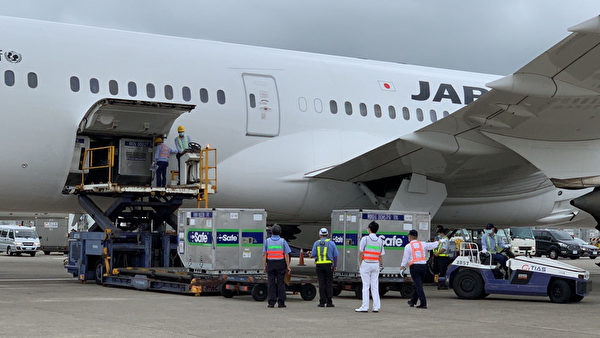日本支援台湾AZ疫苗运抵桃园机场