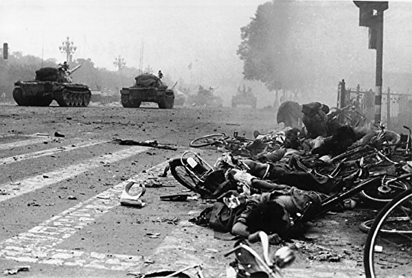 1989年6月4日早6:20-6:25，六部口十字路口，六部口邮局前，坦克退至十字路口东侧后，从广场方向随后驶出大量坦克、装甲车，这是已有人开始救护，有11人死亡，数人受伤。