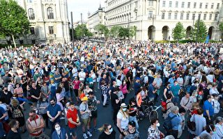 反對建復旦分校 數千匈牙利人上街抗議