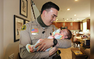 10天大的嬰兒被配方奶窒息 加州警官勇救