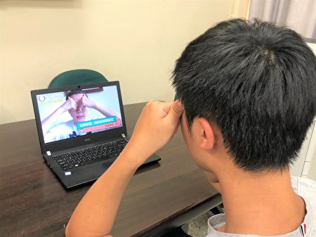  弘光科大妝品系副教授施珮緹拍影片教民眾眼睛紓壓SPA，在家就可學習按摩。