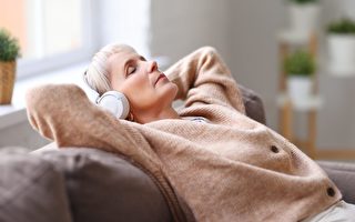 老年人睡前听音乐可助眠 四周以上效果最好