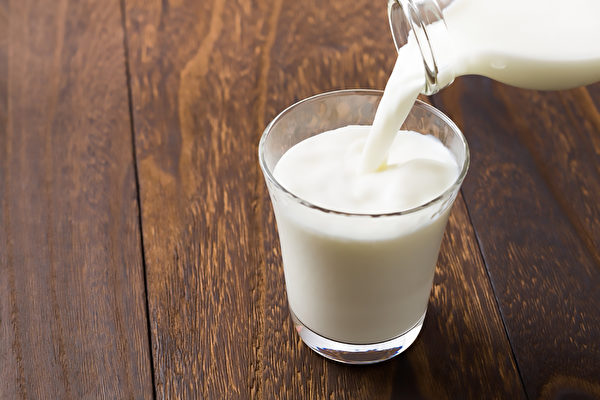 牛奶若以乳脂含量來區分，主要分為全脂、低脂和脫脂牛奶，三者有何區別？(Shutterstock)