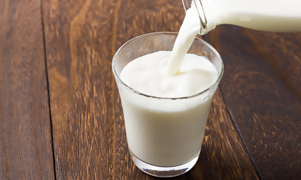 牛奶若以乳脂含量来区分，主要分为全脂、低脂和脱脂牛奶，三者有何区别？(Shutterstock)