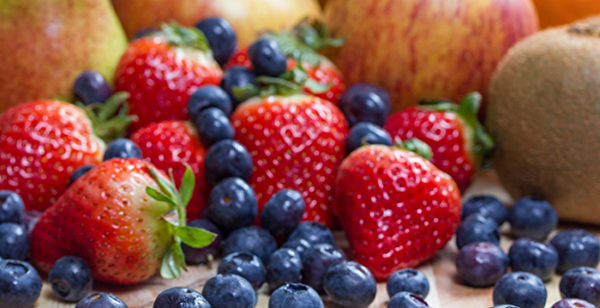 从2016年到2021年连续六年，草莓在脏蔬果榜单中都排名首位。(Shutterstock)