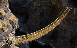 500年草绳桥坍塌 秘鲁人以传统编织技艺重建