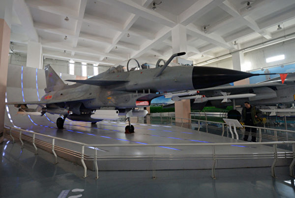 2013 年 12 月 4 日，在北京軍事博物館展出的中共自行開發的殲-10 戰鬥機。（Mark Ralston/AFP via Getty Images）