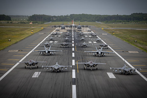 圖200622-F-SA178-9013 2020 年 6 月 22 日，美軍的各型戰機與日本航空自衛隊的F-35A戰機在日本三澤空軍基地展示「大象漫步」。（美國空軍）