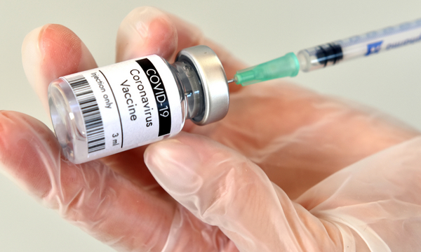 施打新冠疫苗是預防新冠病毒的方法之一，有2種情況要暫緩施打。(Shutterstock)