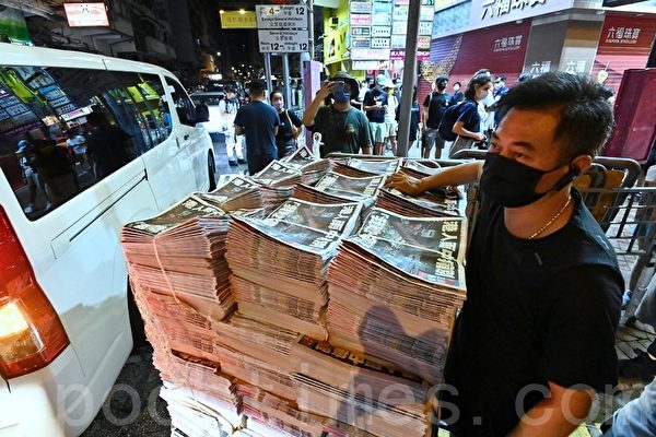 市民深夜到旺角報攤準備購買最後一份蘋果日報