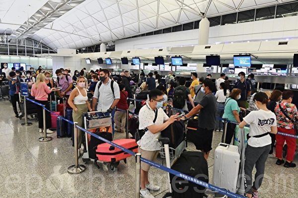 七一前夕香港爆逃難潮　憂「走不了」機場 分離場面悲歡