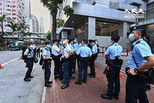 7月1日，香港社民连4名成员按往年惯例举行游行，促请当局释放所有“政治犯”。图为7月1日清早，香港家庭计划指导会就有不少警力警戒。（宋碧龙/大纪元）
