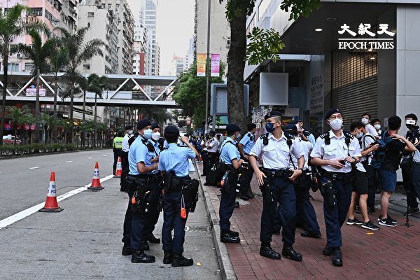 7月1日，香港社民连4名成员按往年惯例举行游行，促请当局释放所有“政治犯”。图为7月1日清早，香港家庭计划指导会就有不少警力警戒。（宋碧龙/大纪元）