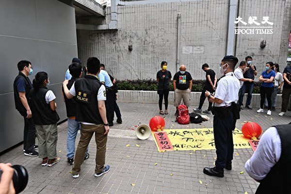 7月1日，香港社民連4名成員按往年慣例舉行遊行，促請當局釋放所有「政治犯」。圖為7月1日清早，香港家庭計劃指導會警方搜查這4名成員物品等。（宋碧龍/大紀元）
