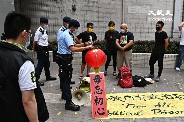 7月1日，香港社民連4名成員按往年慣例舉行遊行，促請當局釋放所有「政治犯」。圖為7月1日清早，香港家庭計劃指導會警方搜查這4名成員物品等。（宋碧龍/大紀元）