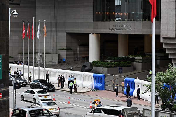 7月1日，香港警方在金紫荊廣場戒備。（宋碧龍/大紀元）