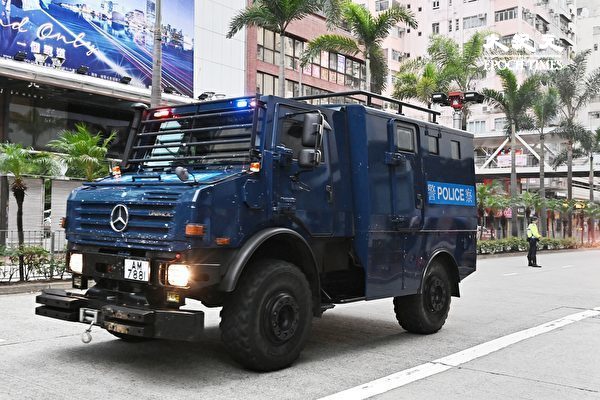 7月1日清晨，香港警方在灣仔、會展一帶嚴密佈防，出動裝甲車（圖）、水炮車。（宋碧龍/大紀元）