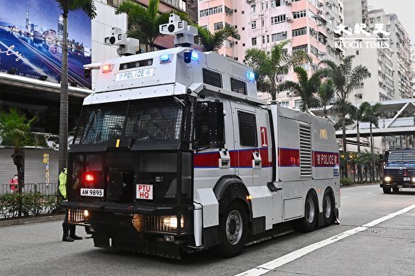 7月1日清晨，香港警方在灣仔、會展一帶嚴密佈防，出動裝甲車、水炮車（圖）。（宋碧龍/大紀元）