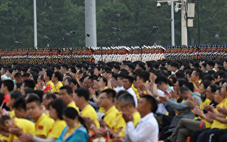 中共党庆 7万人聚集天安门未戴口罩